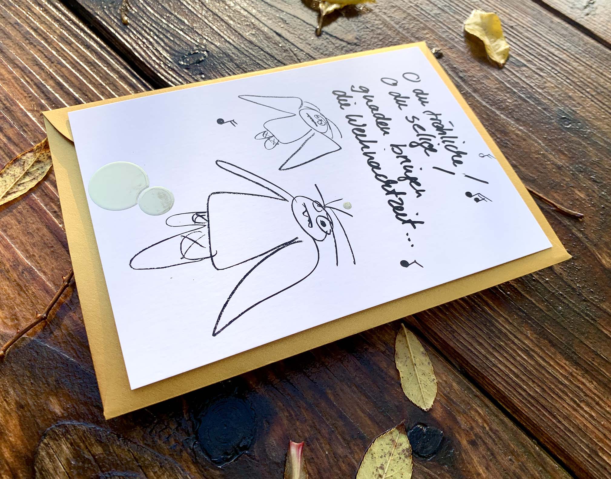Weihnachtskarte „O du fröhliche… müde Engel“ mit goldenem Kuvert – stilvolle und humorvolle Postkarte für Weihnachten und Engel-Liebhaber. Seitenansicht