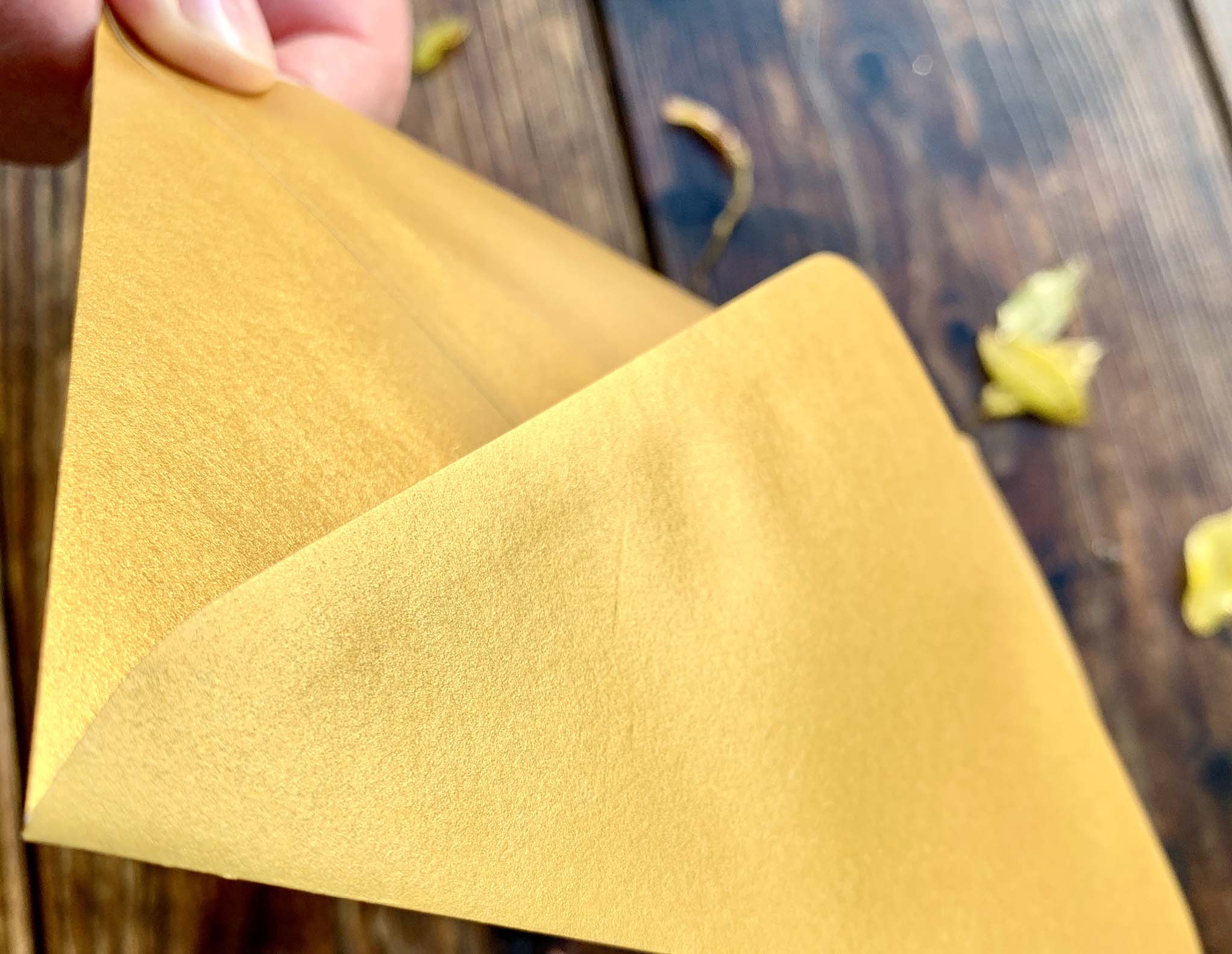Weihnachtskarte „ ALLE JAHRE WIEDER… müder Engel“ mit goldenem Kuvert – stilvolle und humorvolle Postkarte für Weihnachten und Engel-Liebhaber. Goldkuvert