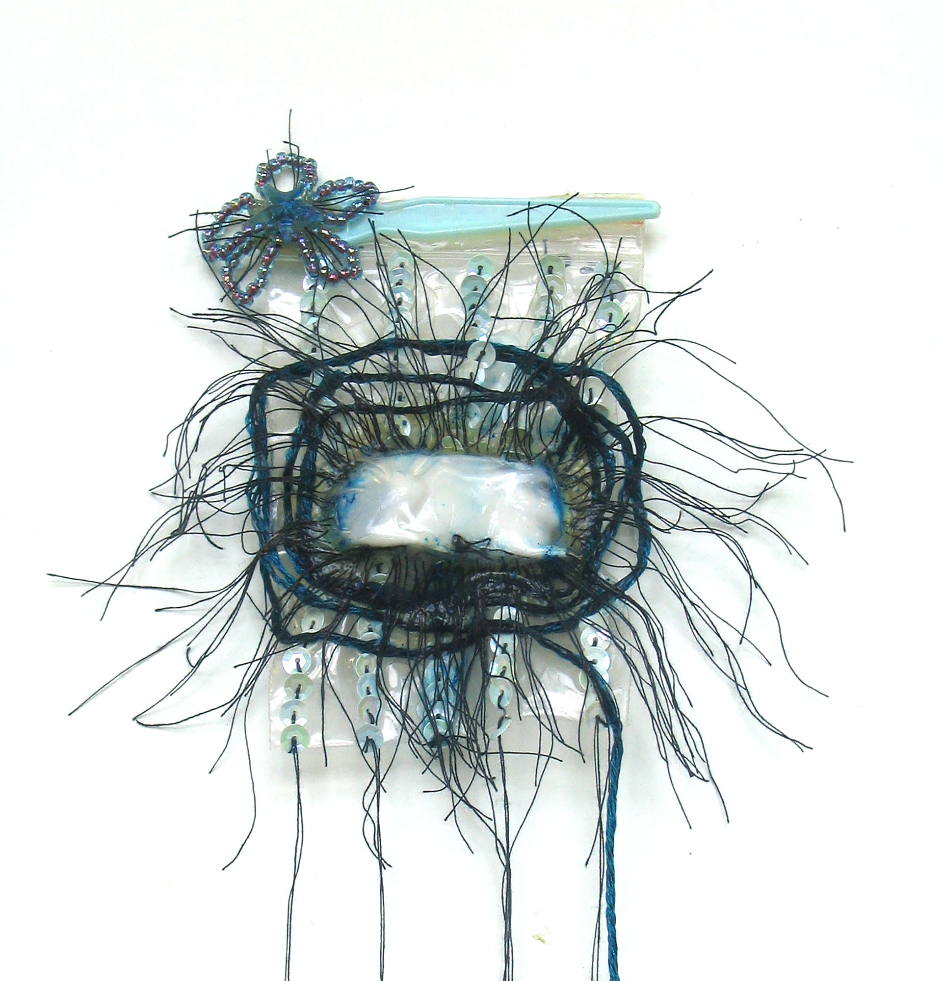 Objekt - Serie Tütenobjekte - weißer Hase mit blauer Pommesgabel - ca. 14 x 95 x 2 cm