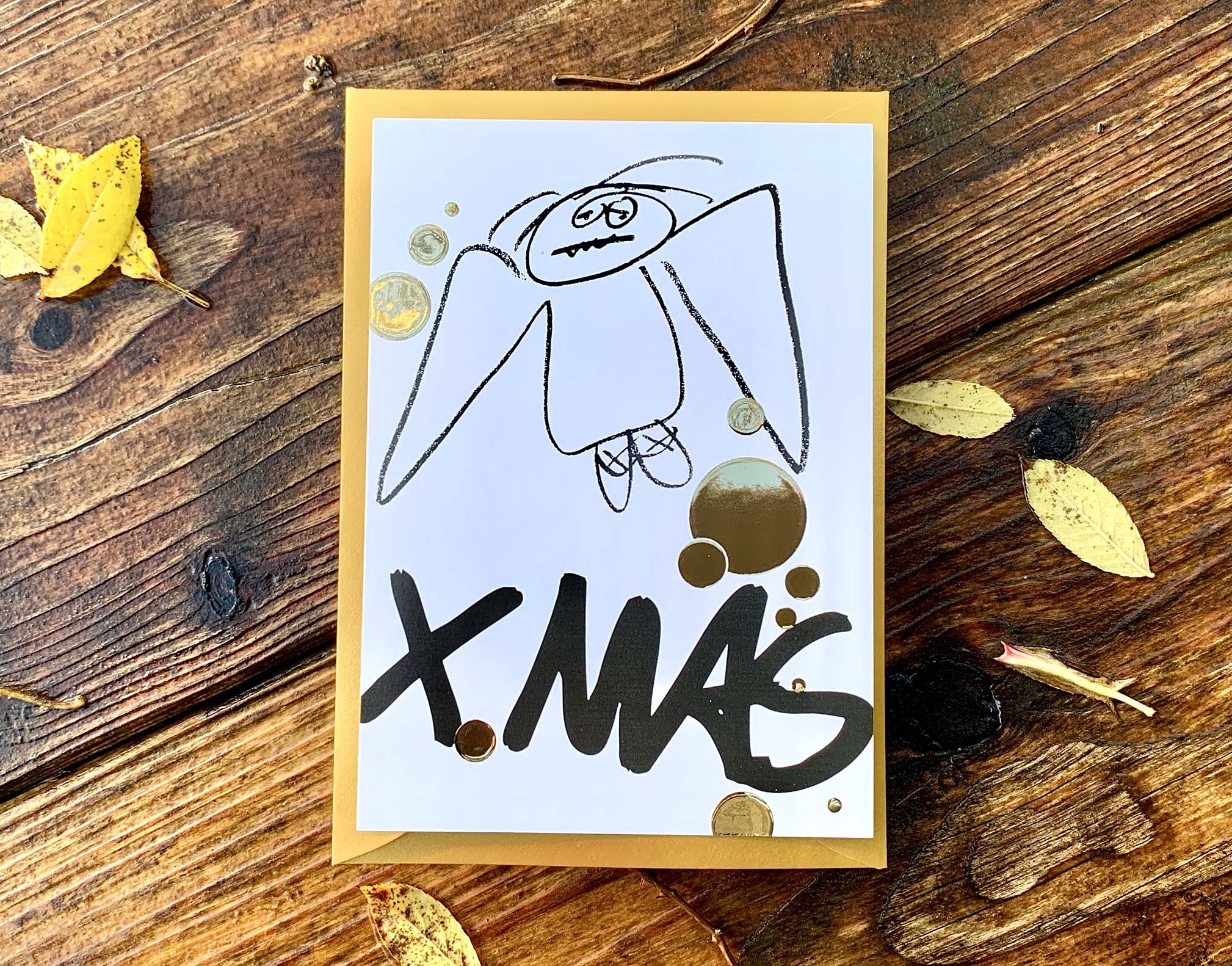 Weihnachtskarte „XMAS...müder Engel“ mit goldenem Kuvert – stilvolle und humorvolle Postkarte für Weihnachten und Engel-Liebhaber. Frontansicht