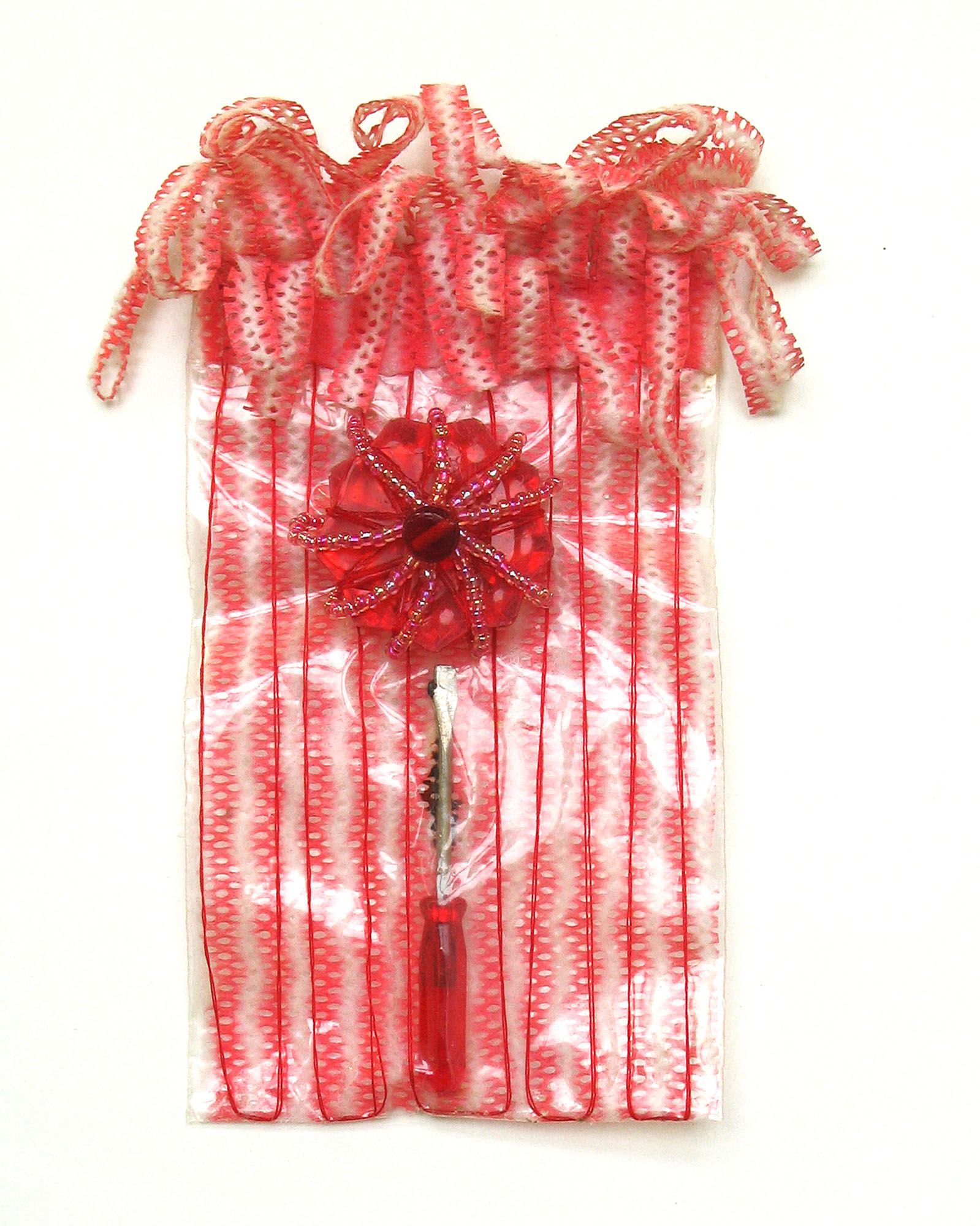 Objekt - Serie Tütenobjekte - roter Blumenschraubenzieher vor Putzlappentapete - ca. 8,5 x 15 x 2 cm