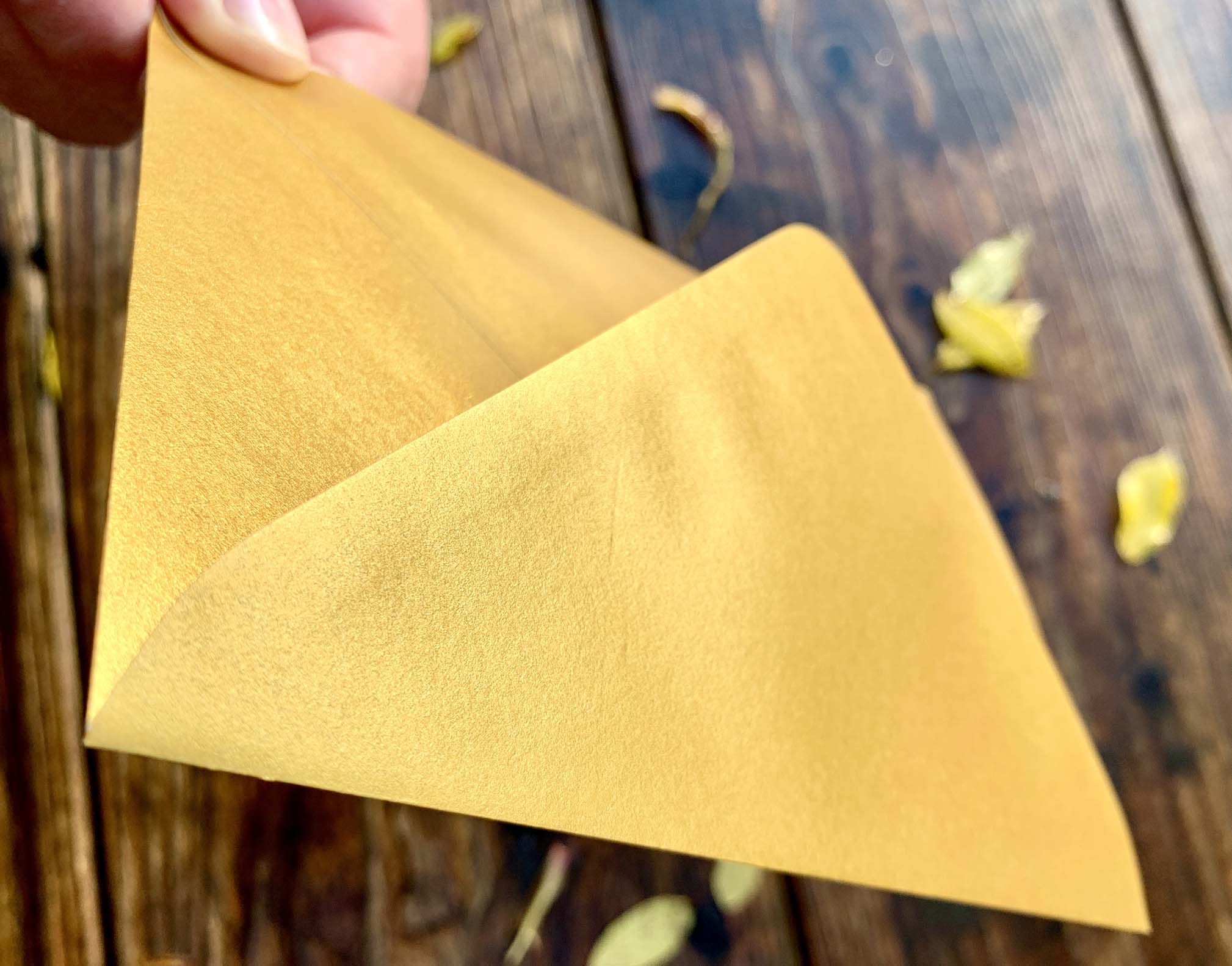 Weihnachtskarte „XMAS...müder Engel“ mit goldenem Kuvert – stilvolle und humorvolle Postkarte für Weihnachten und Engel-Liebhaber. Goldkuvert
