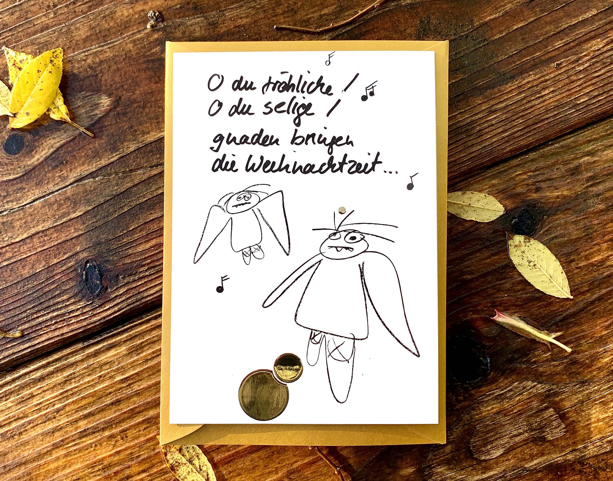Weihnachtskarte „O du fröhliche… müde Engel“ mit goldenem Kuvert – stilvolle und humorvolle Postkarte für Weihnachten und Engel-Liebhaber. Frontansicht