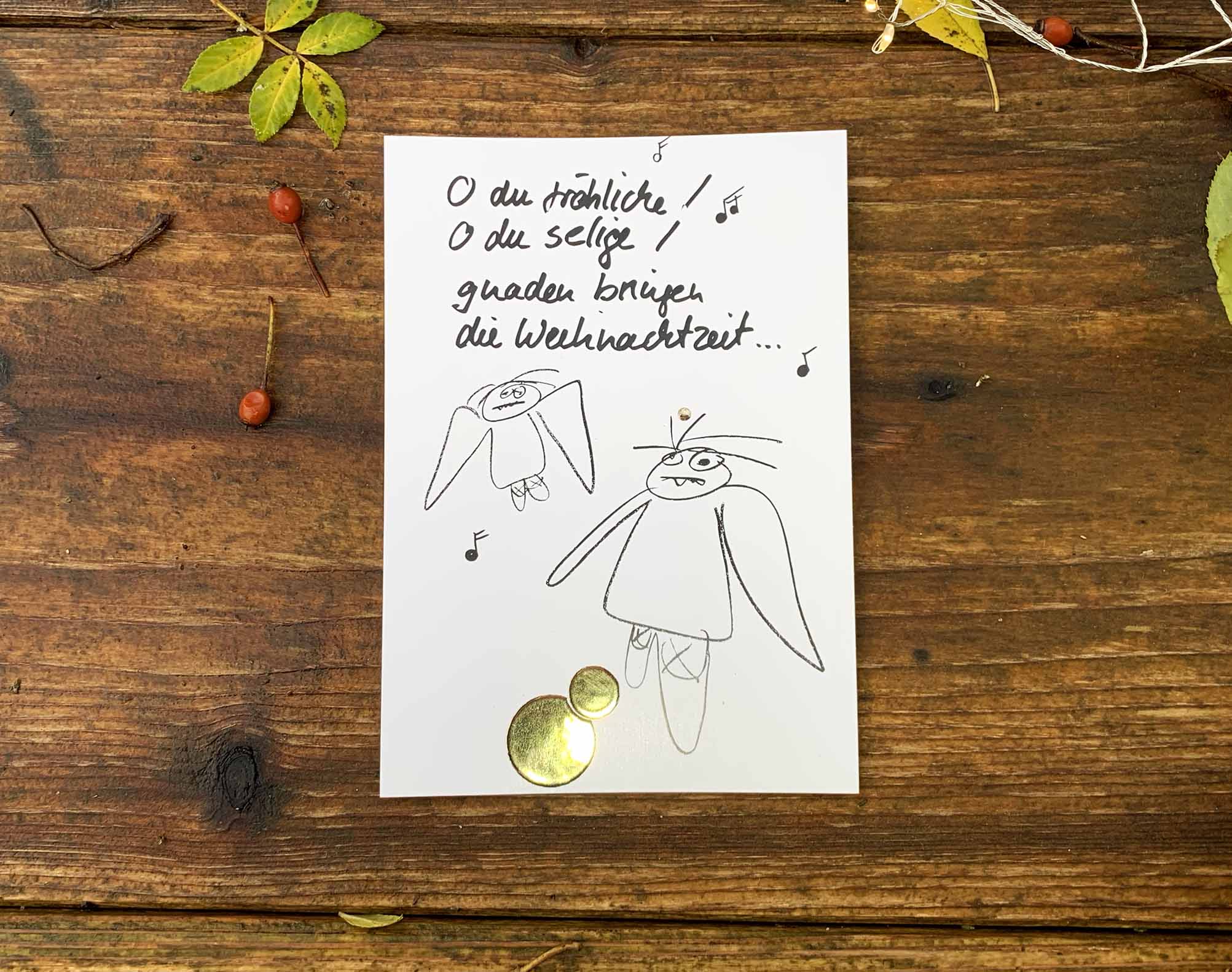 Weihnachtskarte „O du fröhliche… müde Engel“ – stilvolle und humorvolle Postkarte für Weihnachten und Engel-Liebhaber. Frontansicht